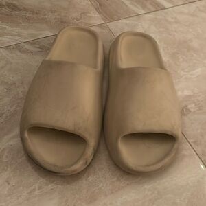 Yeezy Size 8. As is yeezy slide bone